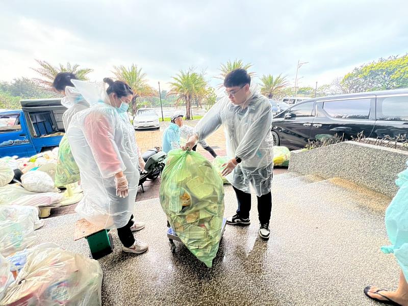 工作人員協助民眾回收秤重