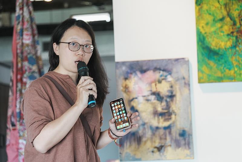 新樂園藝術空間負責人張雅萍導覽。