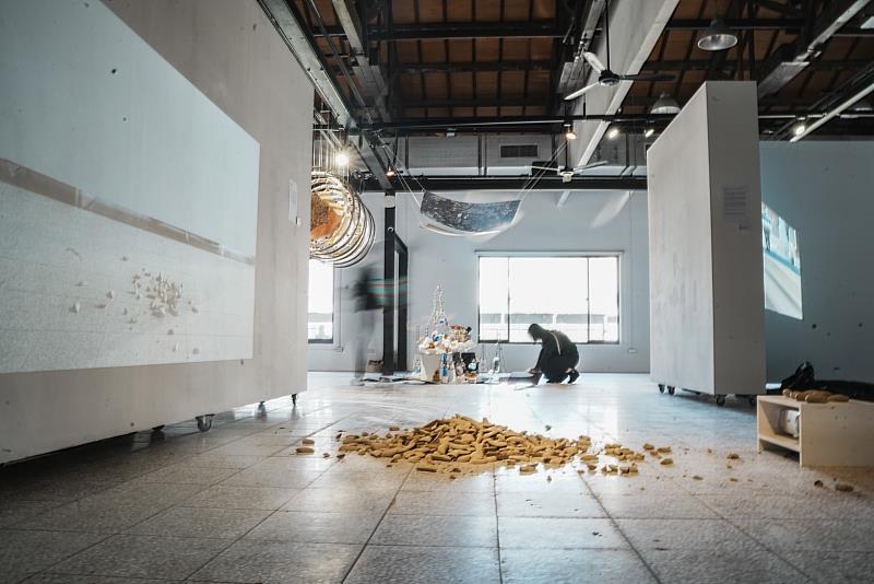 藝術家何倍爾作品《答案生成中》。