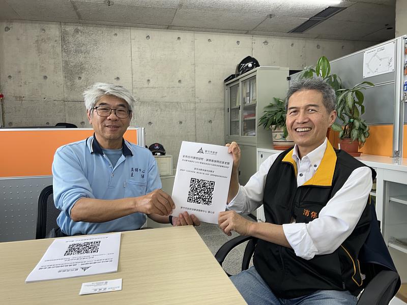 消保官提供宣導單給市集主任