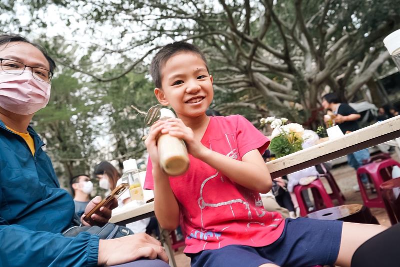 現場不少親子共同體驗手作「青梅醋」