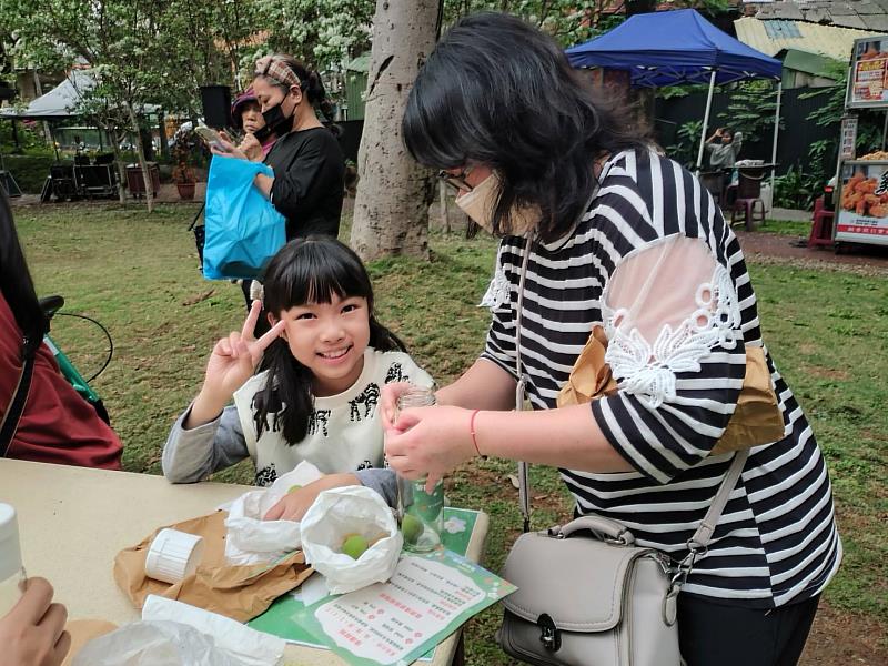 現場不少親子共同體驗手作「青梅醋」