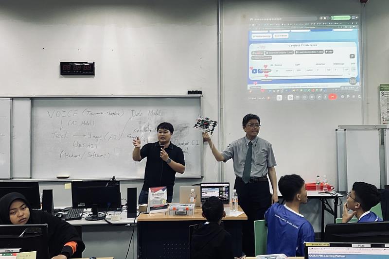 南大團隊於馬來西亞進行QCI與AI實作教學,透過操作引導學生理解新興科技應用,提升跨國科技學習體驗。