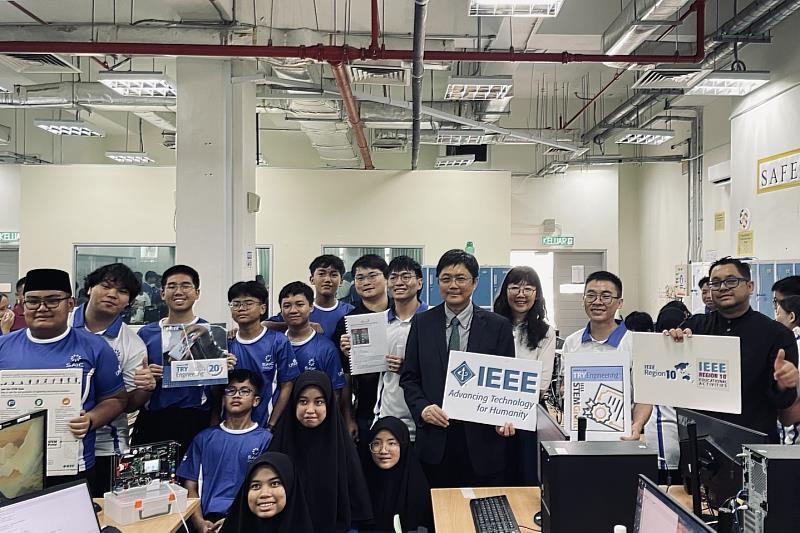 南大團隊與馬來西亞學生互動合影，透過實作課程促進跨文化學習，展現國際科技教育交流成果。