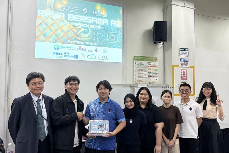 南大團隊與沙勞越大學Trainers交流合影,展現跨國師資培訓合作,深化AI教學經驗分享與實務連結。