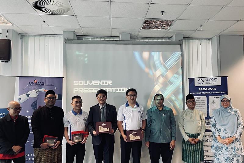 南大參與「Raya Bersama AI」活動開幕合影，串聯國際學研與產業資源，共同推動人工智慧教育交流。