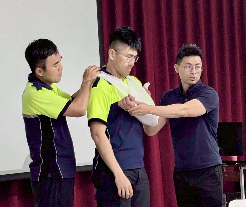 防災士課程內容豐富，有個人與居家防護措施及救護實作訓練。