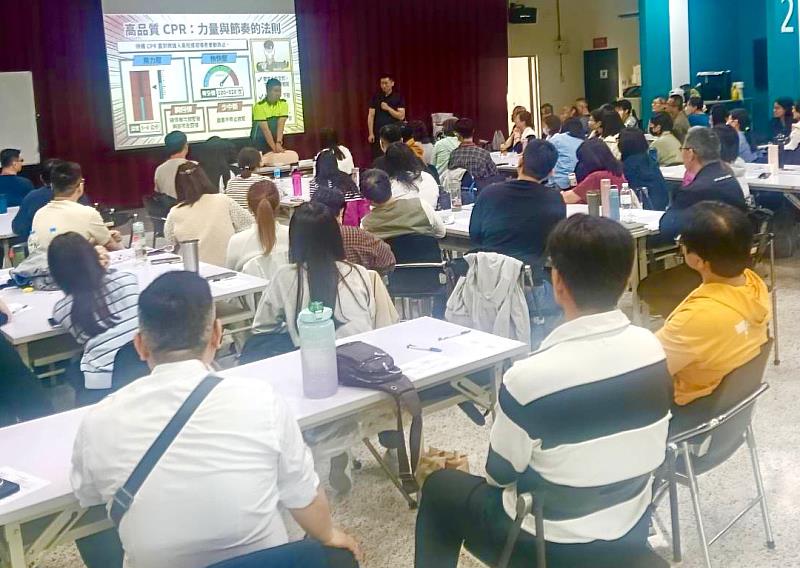 防災士課程內容豐富，有個人與居家防護措施及救護實作訓練。