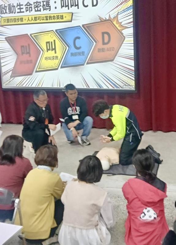 防災士課程內容豐富，有個人與居家防護措施及救護實作訓練。