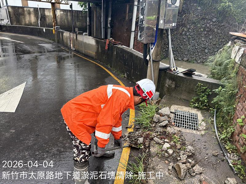 太原路地下道淤泥石塊清除施工中