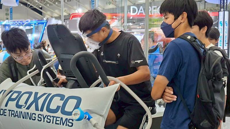 T-SoX系統Pr-ECCR智慧車整合Hypoxico常壓低氧設備與低氧睡眠帳與運動艙,建立「Live High, Train Low」模式。