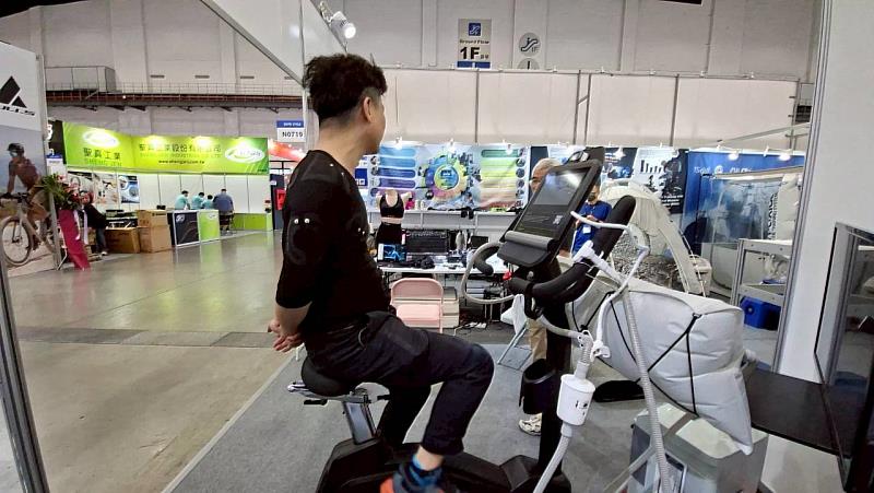 U.CR+穿戴式導電壓力衣,在T-SoX系統EEC智慧車運動訓練過程中,透過BST無線ECG心電監測,形成完整生理監測系統。