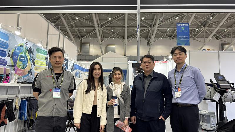 貴賓陳高專與營養師及健管師一同前往T-SOX體驗多項運動測試與低氧訓練，並與王鐘賢特聘教授合影。