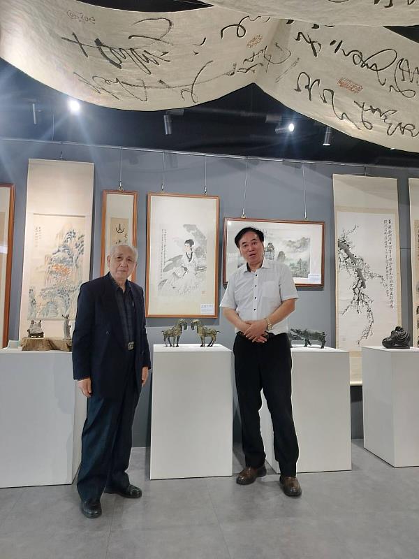 洪啟義老師(左)與中華民國健康促進與社福永續協會理事長張火木理事長(右)於展覽場上合影