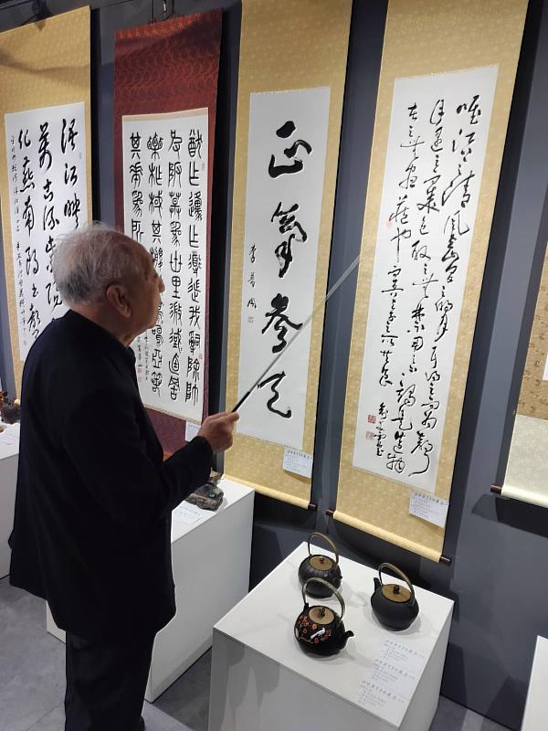 收藏展主人洪啟義大師，是金門縣第四屆文化獎得主，聞名兩岸三地書法弟子眾多，因受知於姜培坤教授，姜教授為台灣當代國寶級製作「竹筆」大師楊春風之嫡傳弟子。