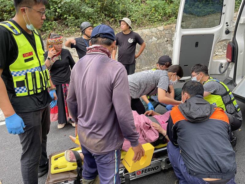 驚險！鹿野鸞山下坡路段自小客滑入斜坡　駕駛送醫無生命危險