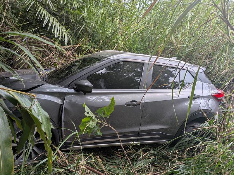 驚險！鹿野鸞山下坡路段自小客滑入斜坡　駕駛送醫無生命危險