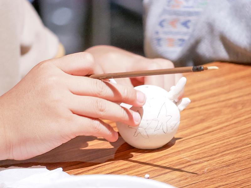 參與者以粉嫩、繽紛或童趣圖案為 Lulu 風鈴素坯上色，讓每一件作品都展現獨一無二的想像與個性。