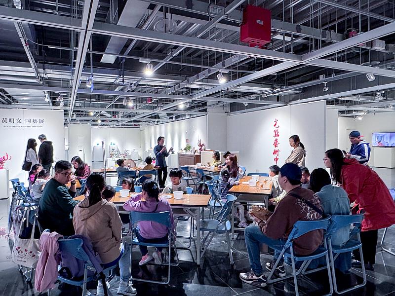 活動現場氣氛溫馨熱絡，家長陪伴孩子一起創作，並與黃明文老師交流作品細節，展現展覽延伸至生活互動的藝術溫度。