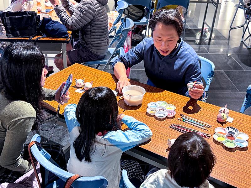 藝術家黃明文親自帶領活動，從作品導覽、彩繪示範到現場指導，陪伴大小朋友一步步完成專屬自己的 Lulu 風鈴。