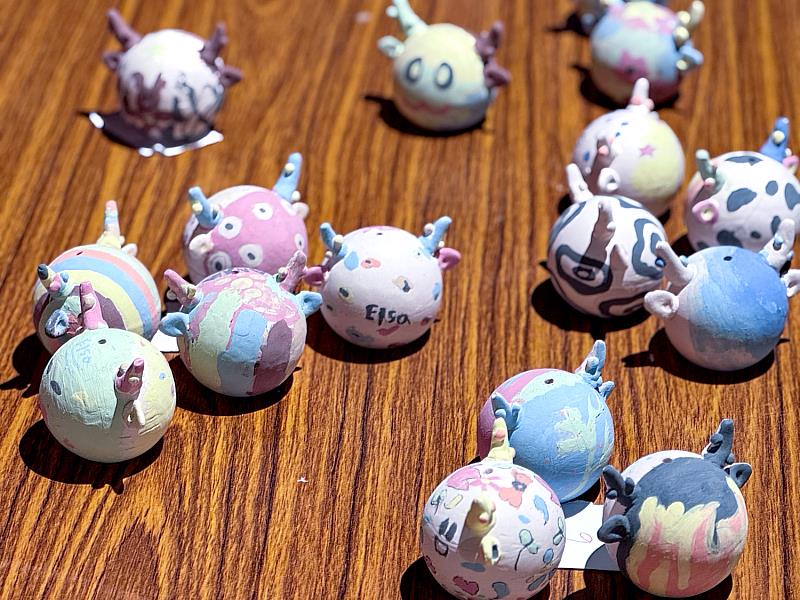 一顆顆彩繪完成的 Lulu 風鈴在桌面上排開，從色彩到圖案各具特色，也為兒童節留下充滿創意與溫度的紀念。