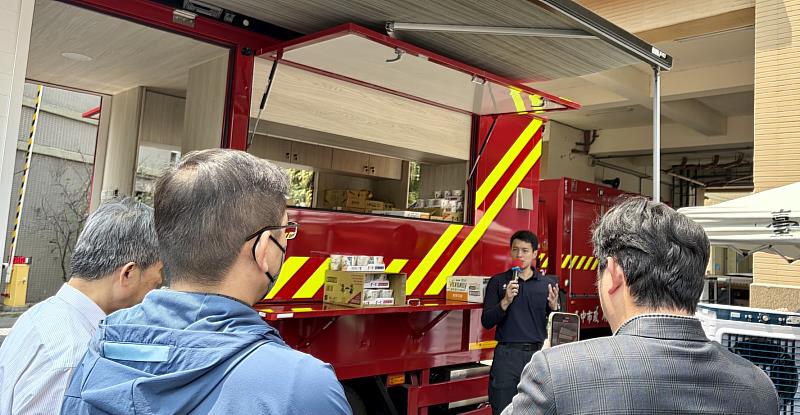 臺中市政府消防局說明後勤照護車功能。