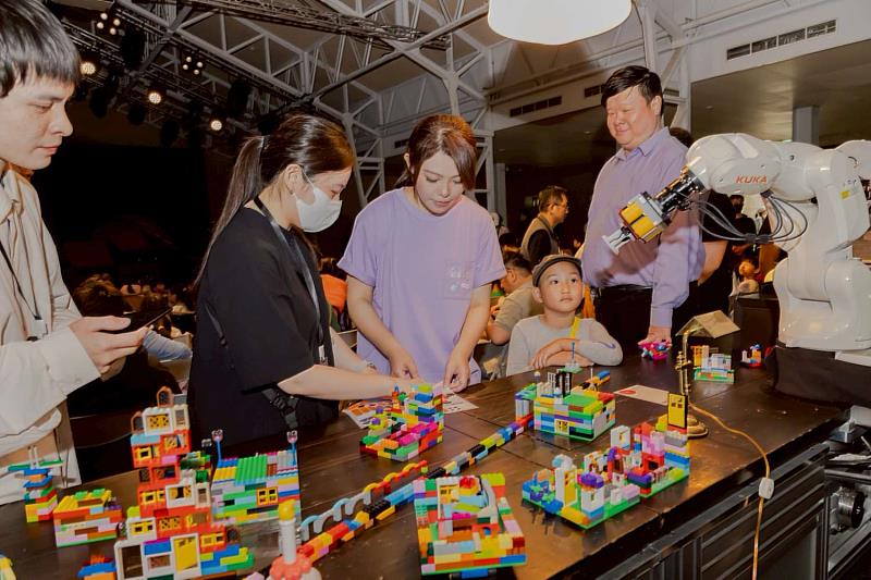 市長高虹安體驗「小庫卡集章挑戰」。