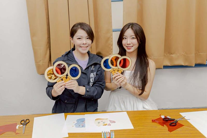 市長高虹安與安芝儇體驗小偵探培訓所「小偵探大發現—三原色鏡」藝術手作。