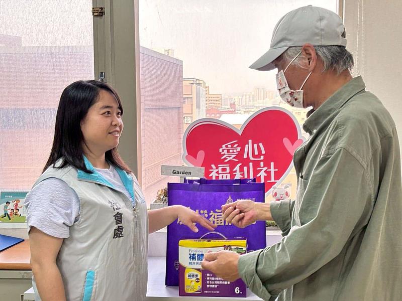 新竹市推動「愛心福利社」，及時給予弱勢家庭協助。