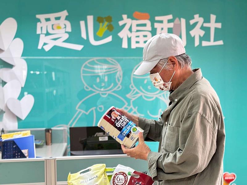 新竹市推動「愛心福利社」，及時給予弱勢家庭協助。