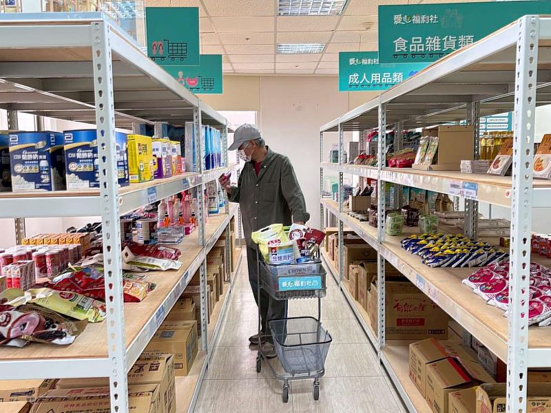 新竹市推動「愛心福利社」，及時給予弱勢家庭協助。