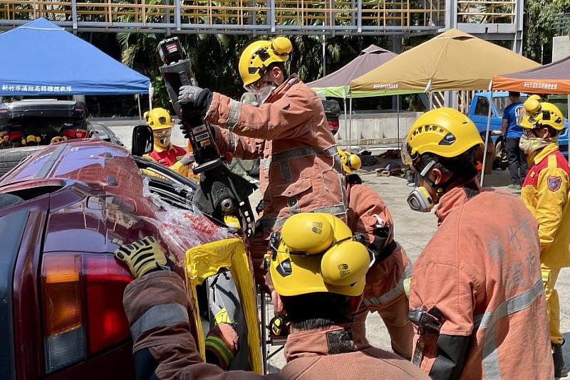 消防局日前於訓練基地辦理「車禍救援實務訓練」