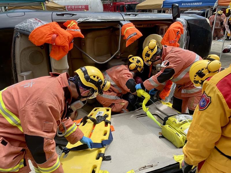 消防局日前於訓練基地辦理「車禍救援實務訓練」