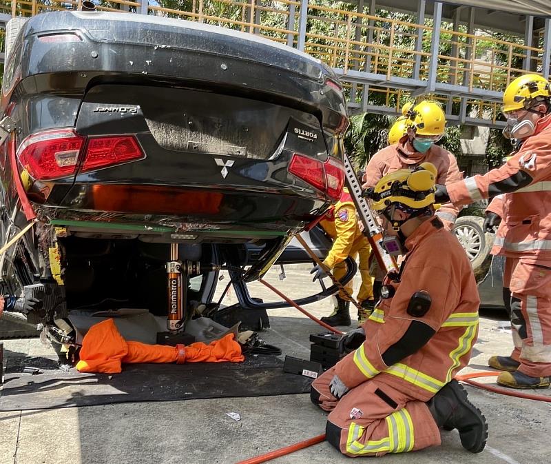 消防局日前於訓練基地辦理「車禍救援實務訓練」