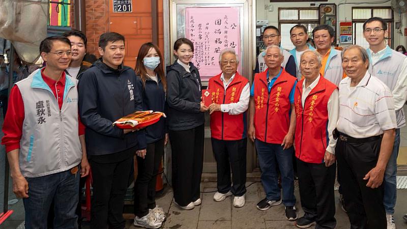 市長高虹安添香油錢予開臺金山寺主委饒圳榮，團體合照。