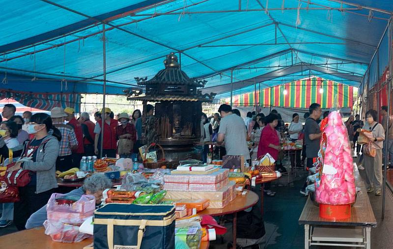 適逢觀音佛祖聖誕,許多民眾至開臺金山寺參拜。