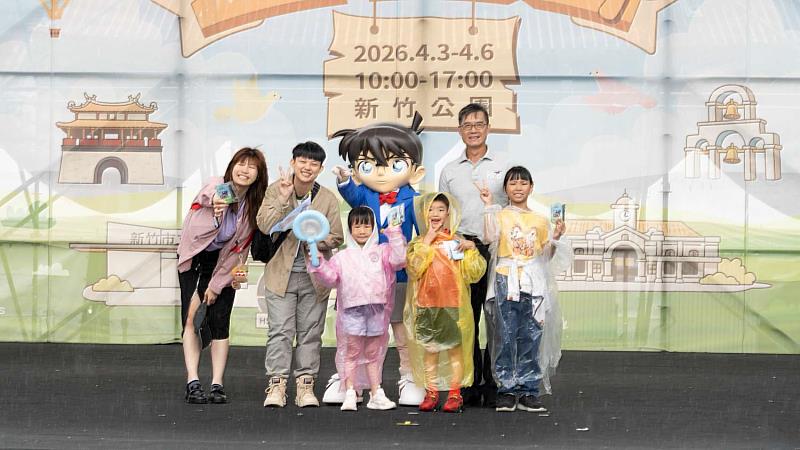 副市長林琨瀚與有獎徵答活動獲獎的民眾們開心合影留念