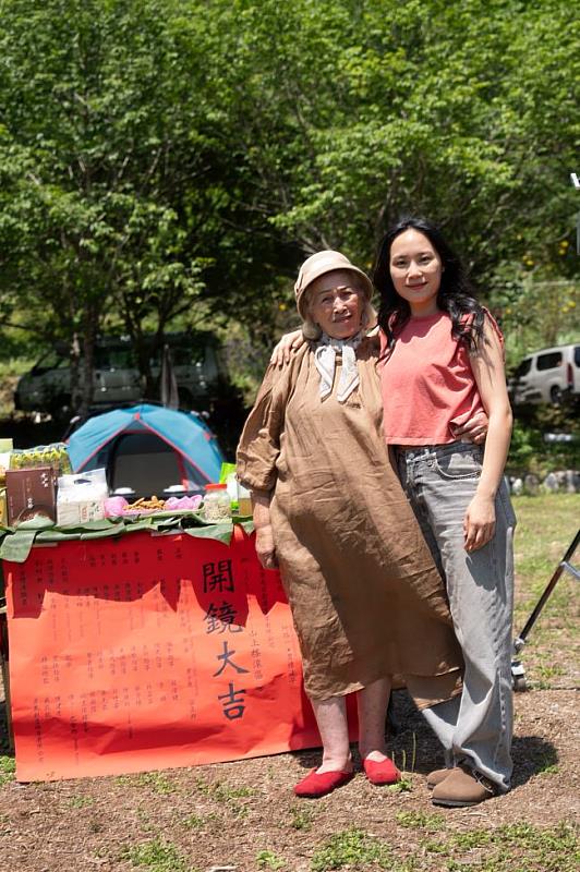 主要演員合影。左起：Kagaw Piling林詹珍妹、Amuyi呂薔。