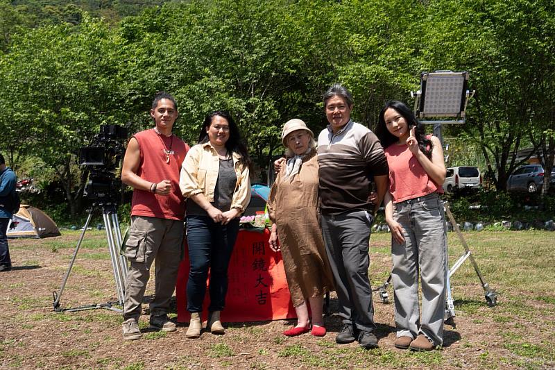 導演與主要演員合影。左起：Tlow Hayung曾少東、導演Laha Mebow陳潔瑤、Kagaw Piling林詹珍妹、Wilang Lalin洪金輝、Amuyi呂薔。