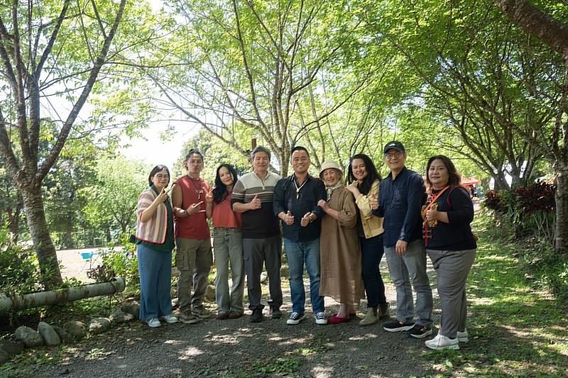 呂薔自爆腳踏兩條船《Sali Maku山上搖滾區》開鏡吐壓力。左起：原視節目部副理Spiqan Bulan余曉萍、Tlow Hayung曾少東、Amuyi呂薔、Wilang Lalin洪金輝、原文會董事長Maraos瑪拉歐斯、Kagaw Piling林詹珍妹、導演Laha Mebow陳潔瑤、原文會執行長Alang‧Galavangang何明輝、原視節目部企畫組組長Vais‧qapulu杜秋鳳。