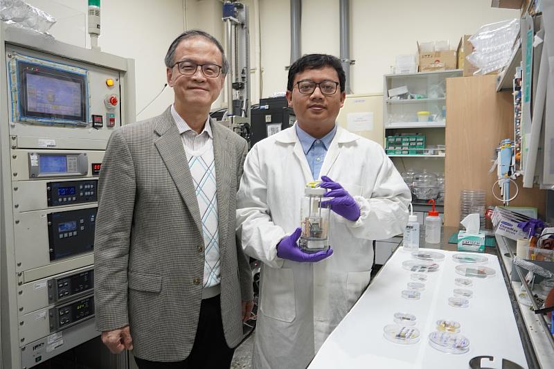 國立臺灣科技大學材料系朱瑾教授研究團隊，攜手國立臺灣大學醫工系林宗宏教授團隊開發出「自供電水質監測平台」，可在不依賴外部電源的情況下，同步完成重金屬、細菌偵測與水質淨化。左起：臺科大材料系教授朱瑾、研究團隊博士生Helmi Son Haji。