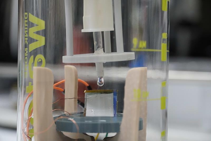 臺科大團隊以鎳、鎢與鎳（Ni-W-Ni）組成的金屬奈米管為核心，當水滴在奈米管表面滾動時，水滴與奈米管結構之間的接觸與分離會產生摩擦電，系統將這些電蒐集轉換為電能，進而驅動感測與殺菌。