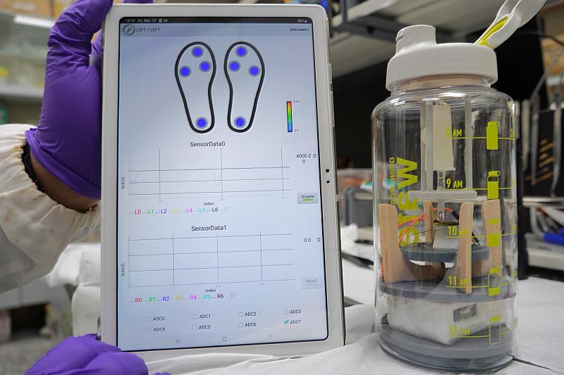 研究團隊製作「無線感測瓶」裝置及APP，使用者只需將水樣滴入裝置中，系統便可同時完成發電及污染物感測，相關數據還能透過無線傳輸到系統平台，建立智慧化的水質監測網絡。