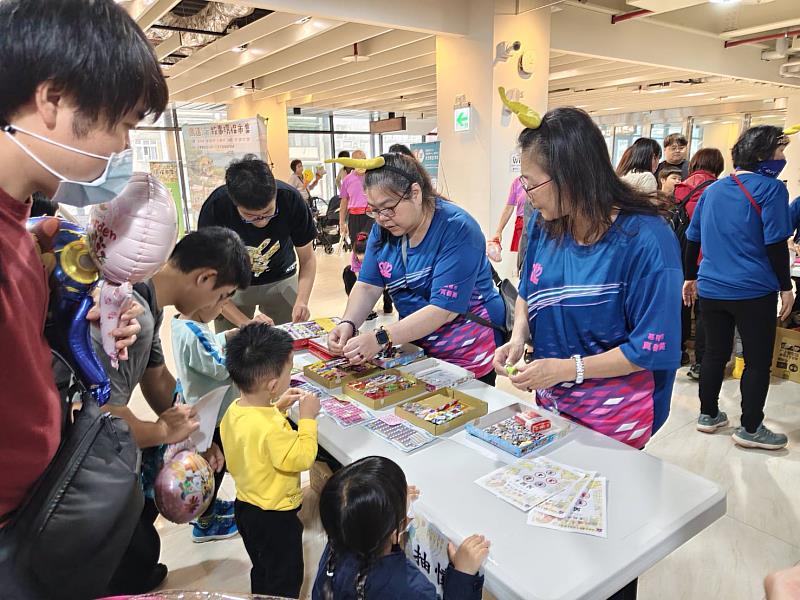 救國團基隆市真善美聯誼會主題活動「世代攜手.共感共融」,跨世代公益活動溫馨登場。