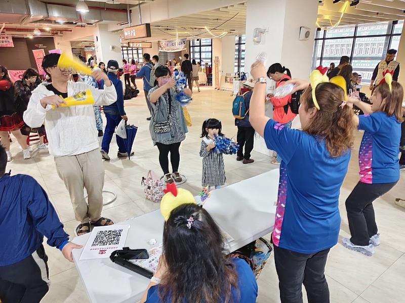 救國團基隆市真善美聯誼會主題活動「世代攜手.共感共融」,跨世代公益活動溫馨登場。
