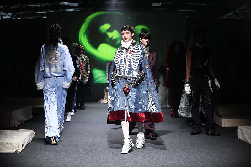 秀場延續神祕而強烈的敘事氛圍，讓觀秀者在煙霧、光影與歌劇般的聲音中進入「暗夜博物館」。（麥羨雲 攝）