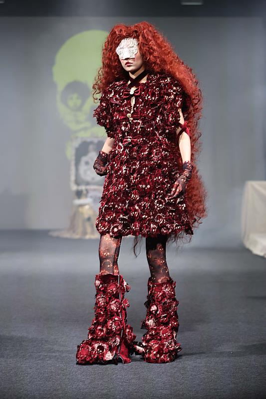 JUST IN XX AW26設計師周裕穎將其Idea Book手稿、穿梭歐洲各地博物館所汲取的靈感養分,以及自跳蚤市場的古董服裝蒐藏等,轉化為極具張力的當代符號。(麥羨雲 攝)