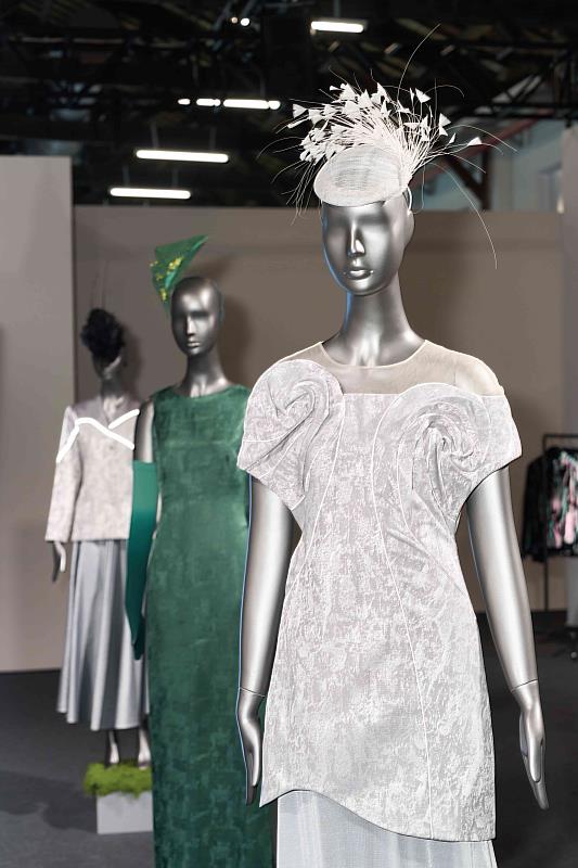 〈颱玫雙生〉禮服，透過花瓣旋轉排列形成如颱風眼般的中心結構，使花的形象與島嶼氣候記憶交織。（品牌提供）