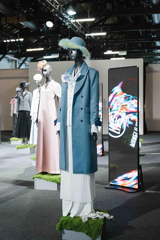 〈台灣蘭〉立體西裝，將蝴蝶蘭結構解構成胸前的立體雕塑，透過紫色噴彩暈染，讓蘭花的神韻在純白面料上綻放。（品牌提供）