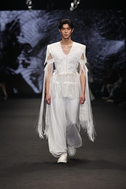 強烈而俐落的墊肩結構帶有權威與氣場，為整體造型注入若隱若現的儀式感與神秘性。（麥羨雲 攝）